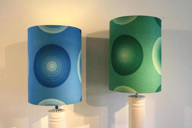 2 Stehleuchten mit Keramikfuss und Stoffschirm von Verner Panton