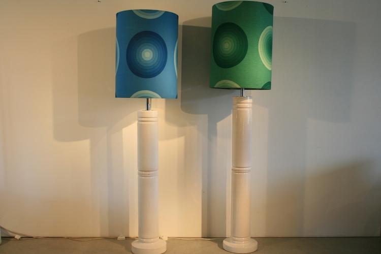 2 Stehleuchten mit Keramikfuss und Stoffschirm von Verner Panton
