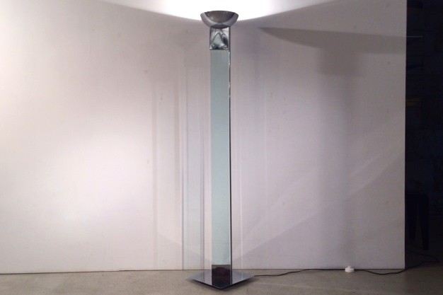 Elegante Ständerlampe mit Glas- und Chromelementen