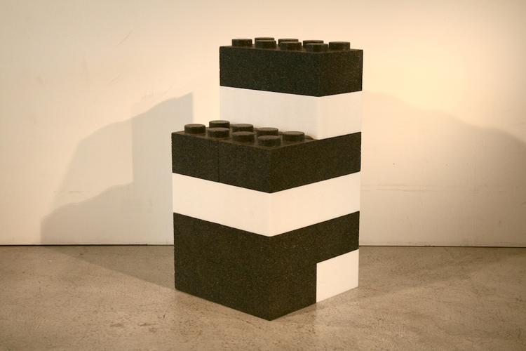 Lego - Objekt mit 10 übergrossen Steinen