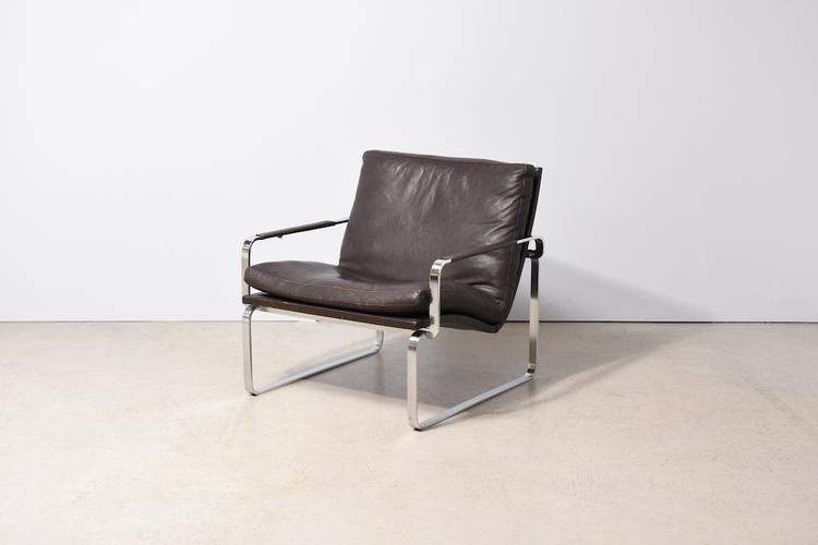 Loungesessel auf Chromstahlkuven mit Lederkissen und -bezug