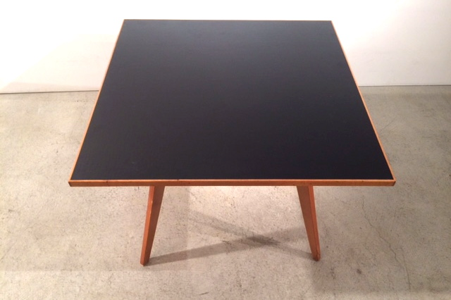 Quadratischer Salontisch mit Linolplatte