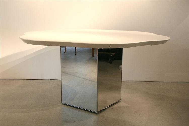 Tisch in Wolkenform mit verspiegeltem Fuss - Schweizer Pop-Art